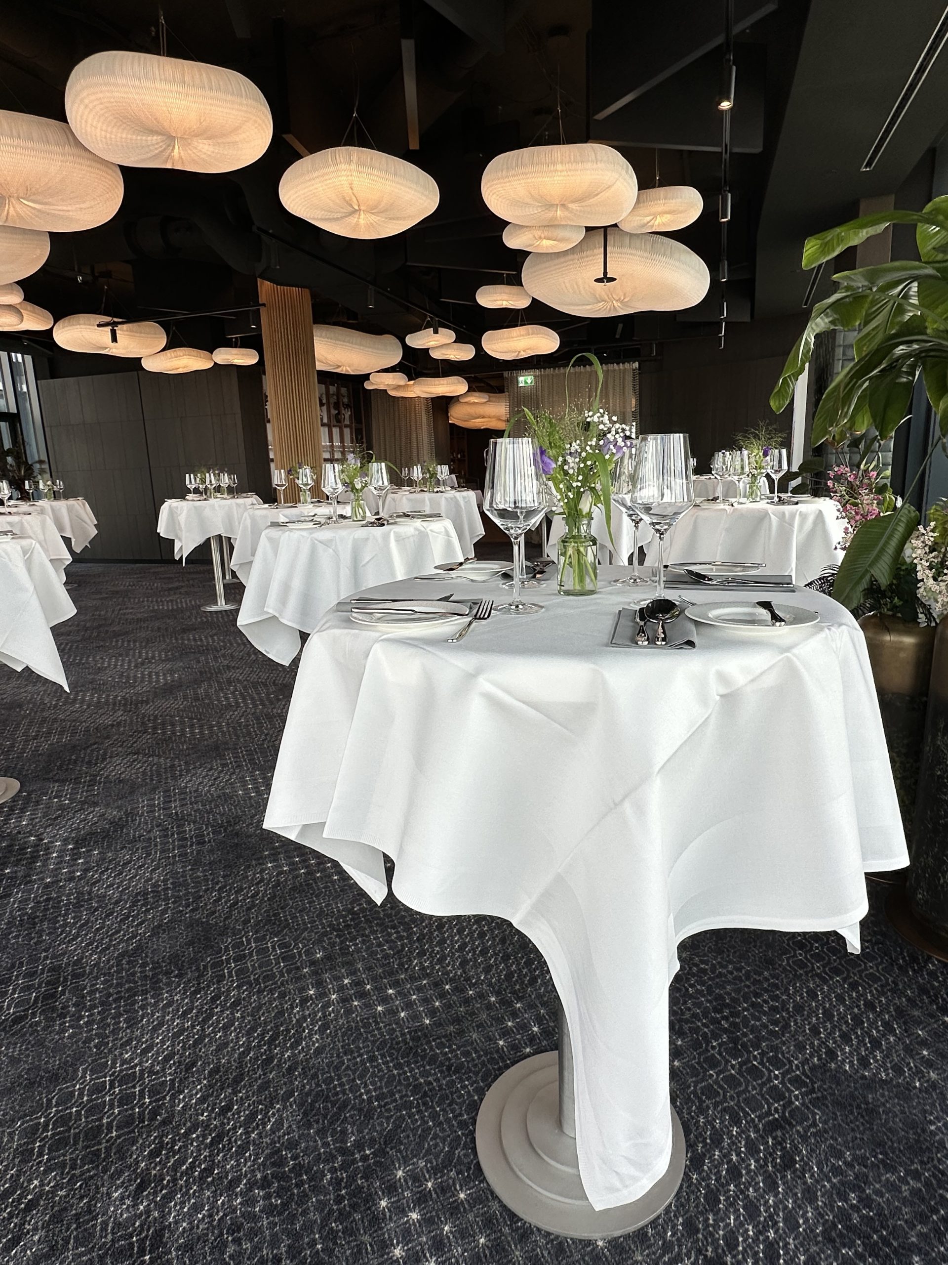 Stehtisch mit Rundsockel, Höhe: 1,10m, rund, weiß: "ADAM" Platte 0,80m; "GALA" Platte 0,60 cm. – Bild 15