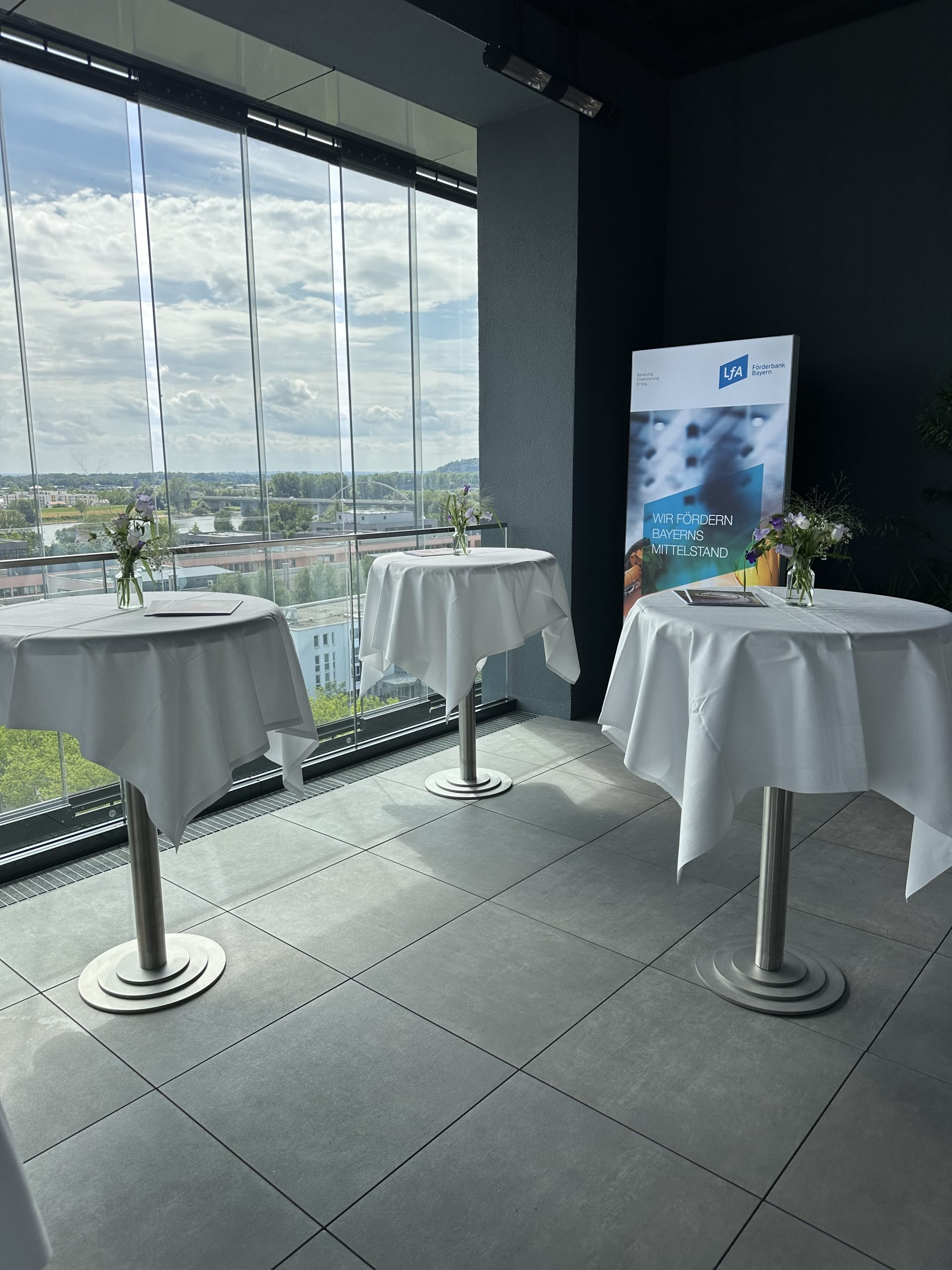 Stehtisch mit Rundsockel, Höhe: 1,10m, rund, weiß: "ADAM" Platte 0,80m; "GALA" Platte 0,60 cm. – Bild 14