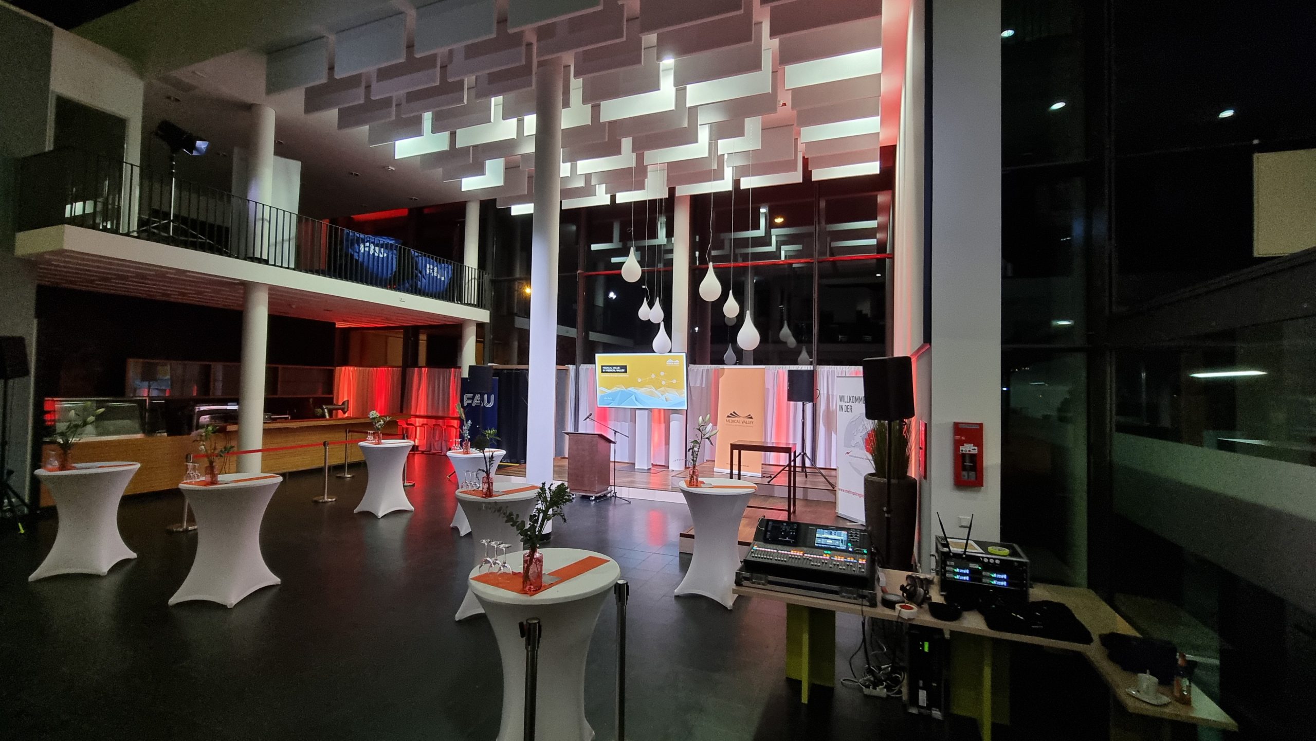 Rednerpult Mahagoni, dunkelbraun, mit Rollen – Bild 3