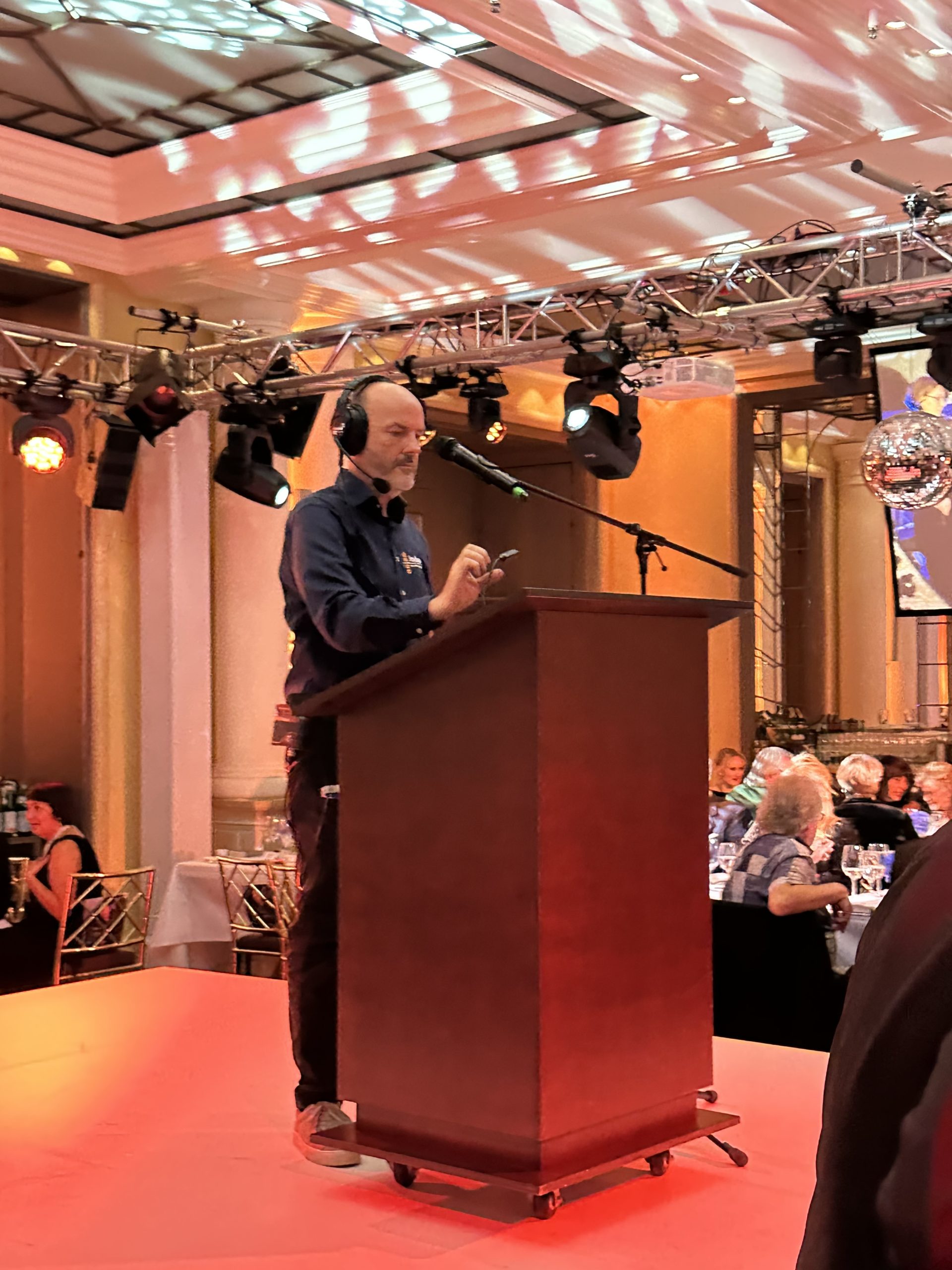 Rednerpult Mahagoni, dunkelbraun, mit Rollen – Bild 9