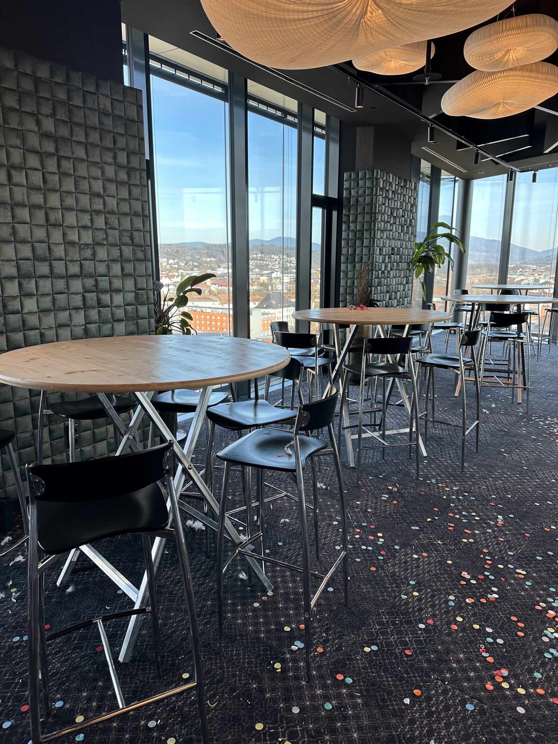 Stehtisch "FINN", Klappfuß, Höhe: 1,10m, Platte: 1,20m, rund, Fichte – Bild 7