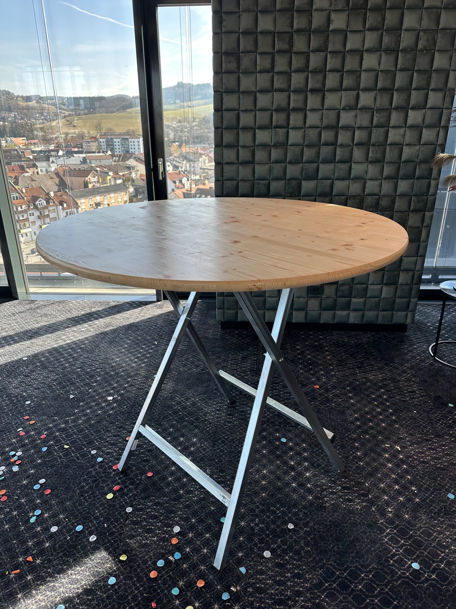 Stehtisch „FINN“, Klappfuß, Höhe: 1,10m, Platte: 1,20m, rund, Fichte